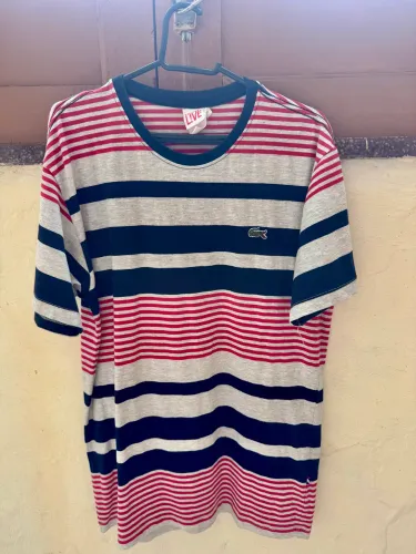 CAMISETA LISTRADA LACOSTE, ORIGINAL, TAMANHO 5 Equivale ao M.