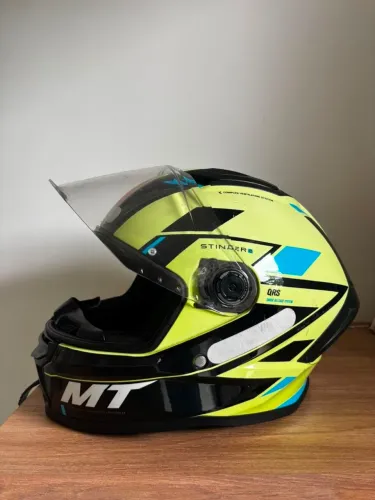 Vendo capacete MT semi novo em excelente estado! Com as melhores avaliações de segurança