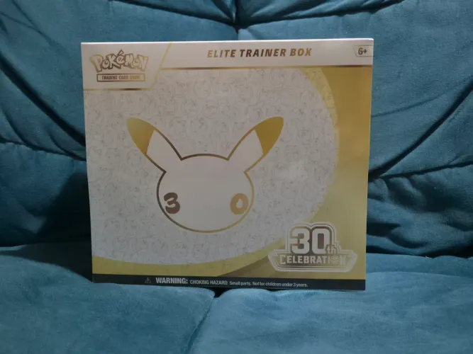 ETB Celebrações 30 Anos Pokemon TCG em Inglês - Pronta Entrega