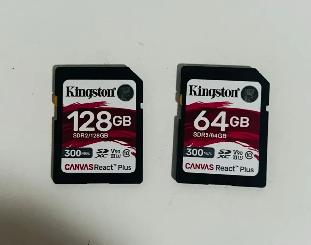2 Cartões de memória Kingston Canvas React Plus V90 UHS-II | 128GB + 64GB + Leitor USB 3.2