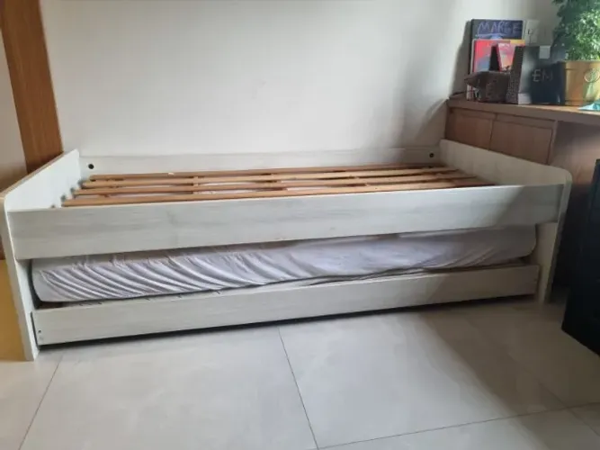 Cama de solteiro com cama auxiliar