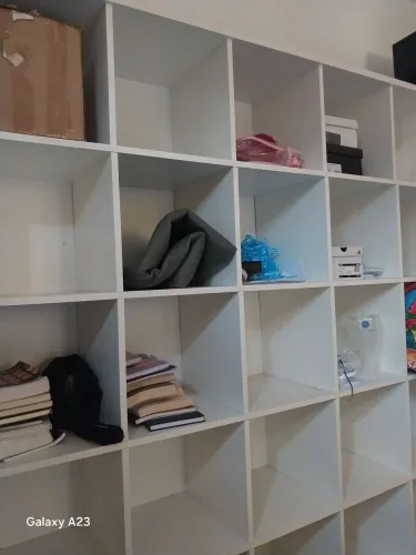 Armário mostruário com 30 nichos