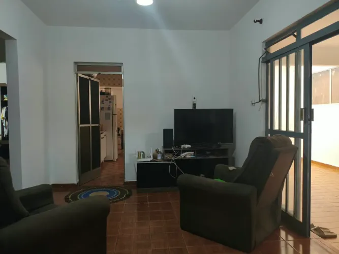 Casa ampla com 2 quartos e garagem ótima localizaçao em Araras