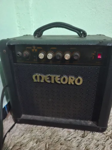 Cubo amplificador para guitarra.