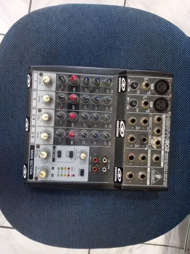 VENDO MESA BEHRINGER