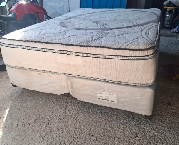 cama box de casal queem com colchão de espuma em perfeito estado aceito pix ou dinheiro