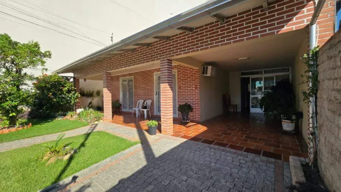 Casa Residencial à venda em Balneário Camboriú (Centro) 5 quartos, mobiliada, aceita perm