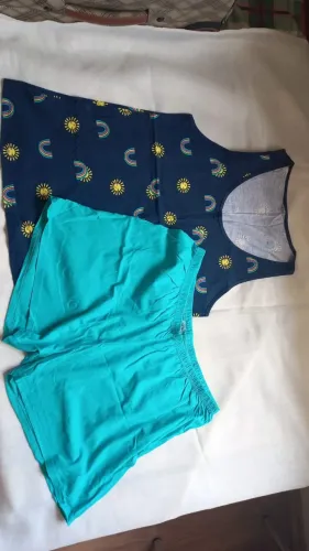 Conjunto pijama regata + short (azul marinho com sóis e arco-íris + short teal)
