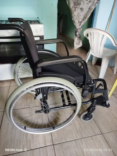 Vende-se Cadeira de Rodas