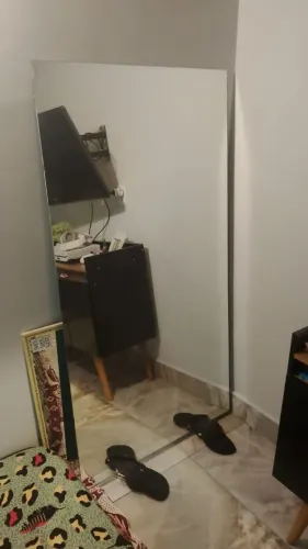 Espelho medindo 1.50 de altura por 80 cm largura