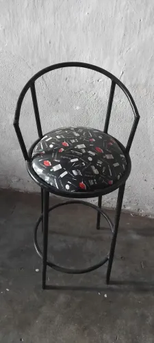Banqueta de ferro com assento acolchoado