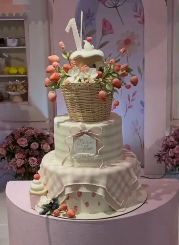 Vendo bolo aniversário de 1 ano feminino 