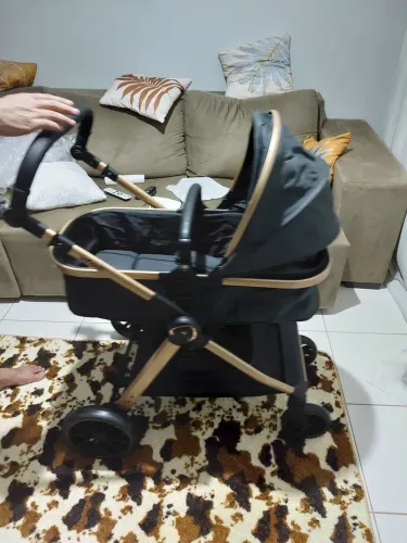 Carrinho de bebê com bebê conforto