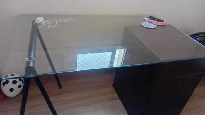 Mesa escrivaninha de vidro para escritório home office