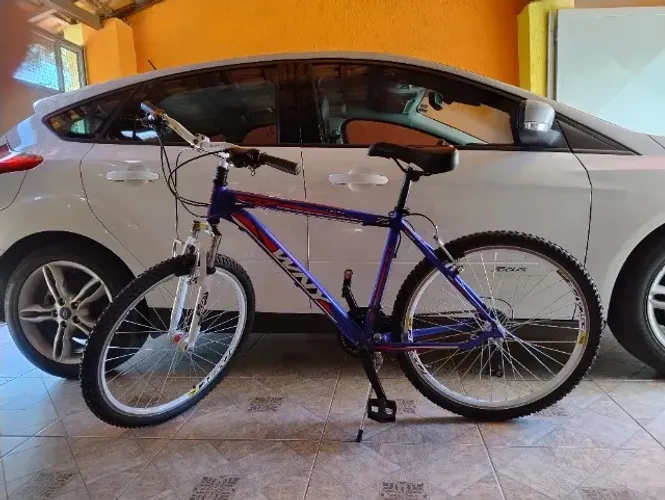 Bicicleta quadro de alumínio, semi-nova, pouquíssimo uso