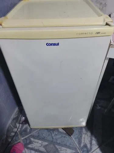 Frigobar ótimo pra bota no quarto