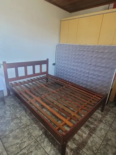 Cama casal de madeira.