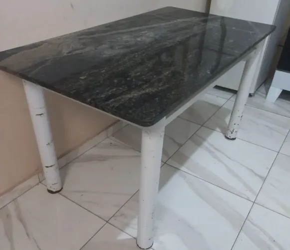 VENDO MESA, MAQUINA DE COSTURA, CADEIRA DE BANHO 