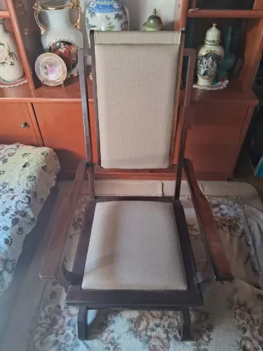 Antiga Cadeira De Balanço Madeira Maciça Sem Detalhes 