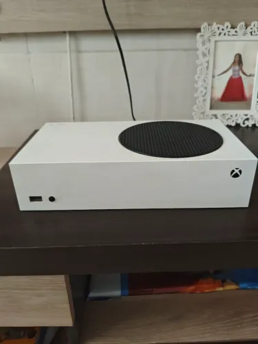 Xbox Series S com 2 controles e vários jogos (descrição)
