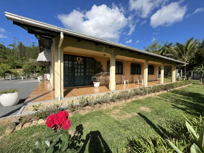 Sítio com 9.517,00m² de área, com casa de alvenaria, no bairro Fidélis em Blumenau!