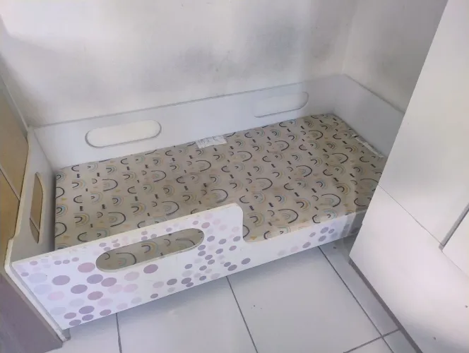 Cama montessoriana infantil usada 