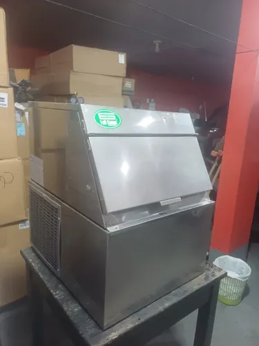 Máquina de gelo em cubos. 