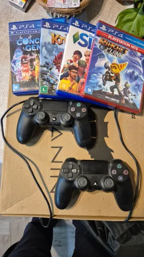 Vendo 2 controles com 4 jogos