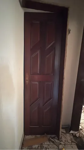 Lote de portas e janelas em madeira massaranduba 