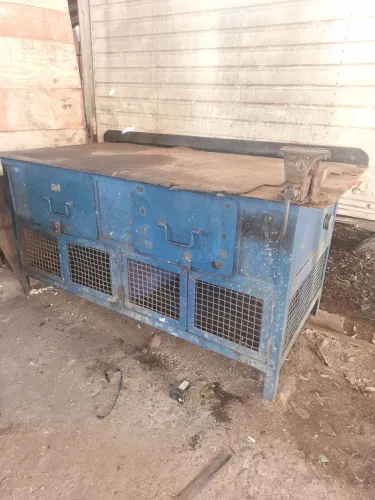Bancada de ferro com gavetão e morsa