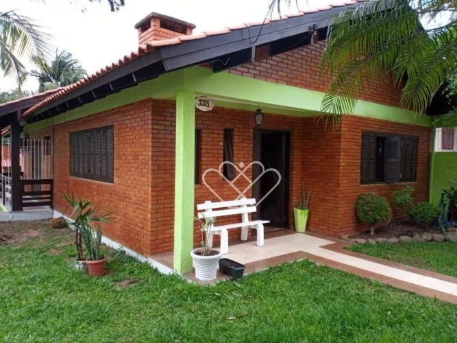Casa ampla com piscina à venda no Centro de Gravataí, próxima a tudo