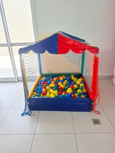 Piscina de Bolinhas e pula pula