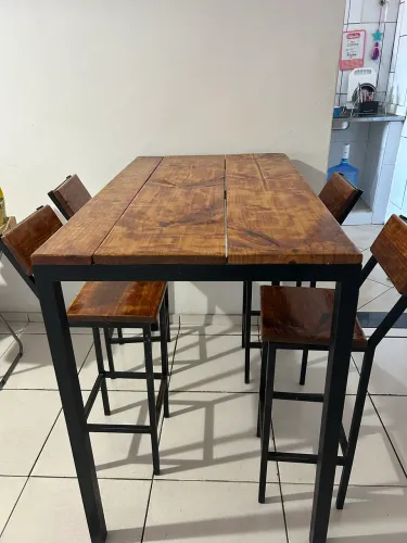 Conjunto mesa e cadeiras