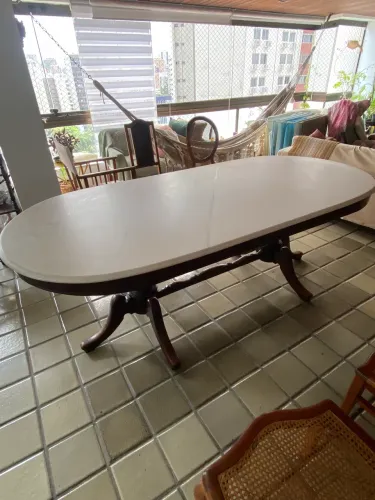 Mesa oval com tampa de Marmoe
