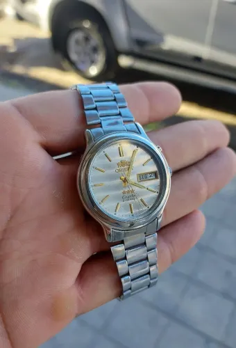 Orient 3 estrelas automatic, mostrador prateado.