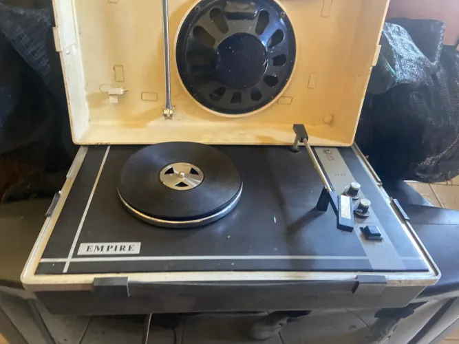 Toca discos com caixa de som portátil raridade 