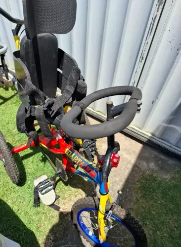 Bicicleta adaptada para crianças especiais