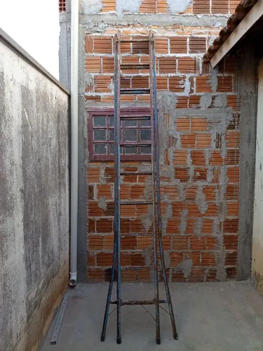 Vendo escada de serviço 20 degraus