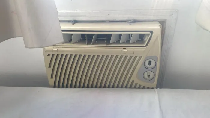 Ar-condicionado de janela Springer 7500 BTUs funcionando