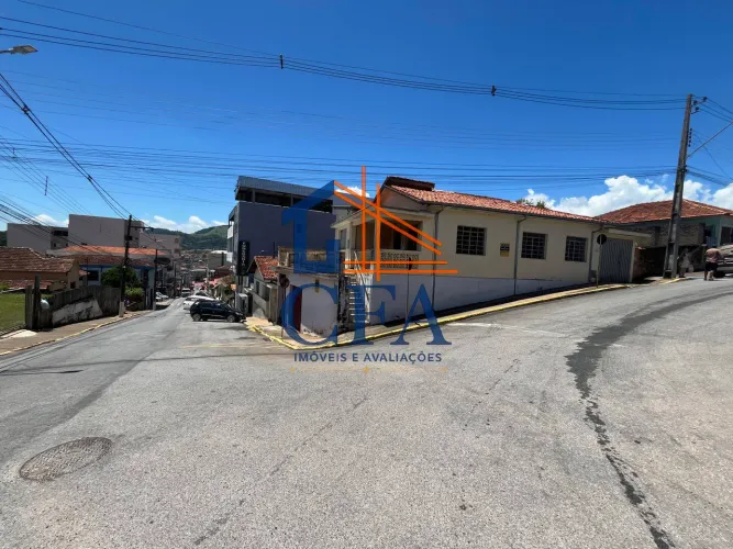 Casa a Venda com Salão Comercial - Centro Camanducaia - Sul Minas Gerais