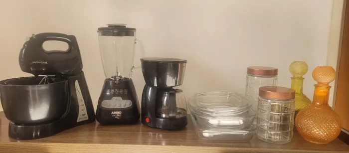 Liquidificador, batedeira, cafeteira, Travessas de vidro e potes de vidro