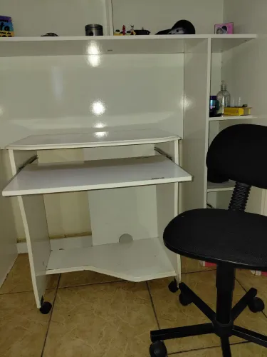 Mesa para computador com cadeira giratória