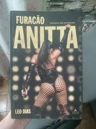 Livro "Anitta"