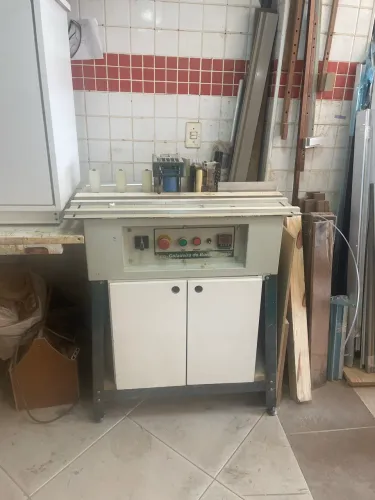 Máquina coladeira de fita de borda.