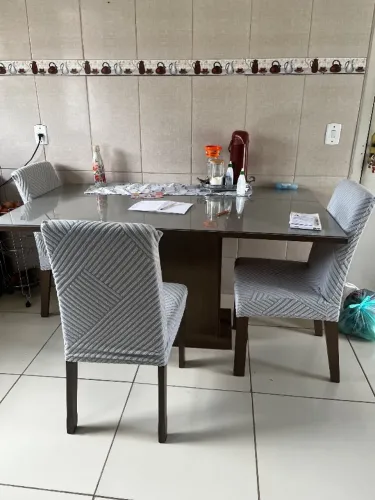 Mesa de jantar completa com tampo de vidro.