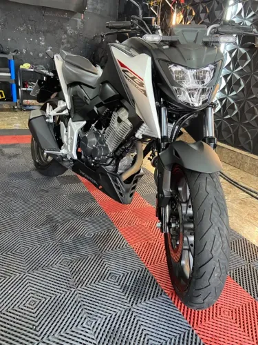 Honda CB300F Twister CBS 2025/26 | 2.296 km | Garantia | Cinza