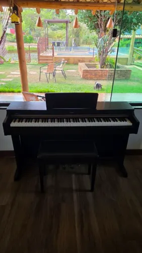 Piano Digital Yamaha Arius - 88 Teclas, 3 Pedais e Banqueta
