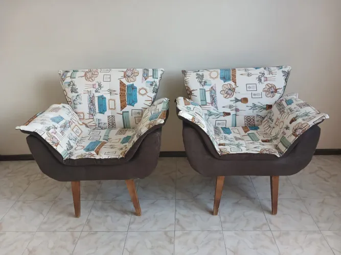 Duas poltronas estampadas 