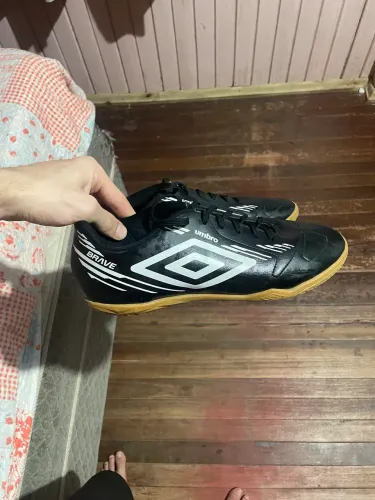 Chuteira de salão umbro
