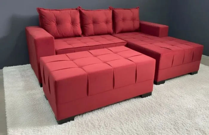 Sofá 3 lugares com puff grande produto pronta entrega ?